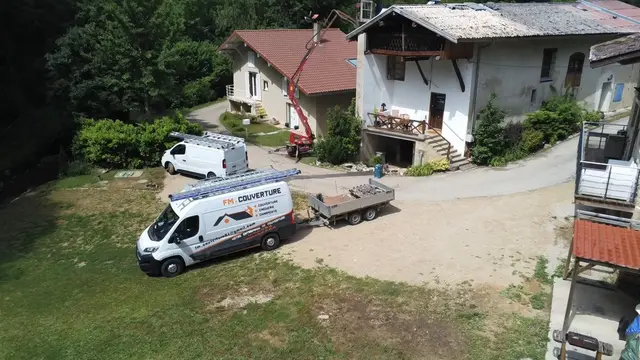 Camion et remorque FM Couverture garés devant un chantier