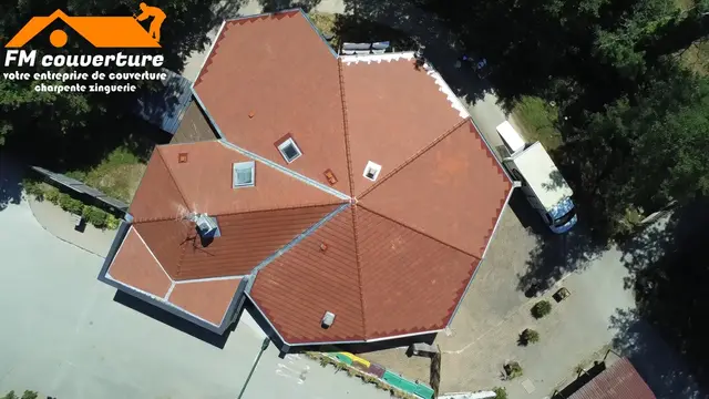 Vue aérienne de la même toiture octogonale après rénovation complète en tuiles neuves