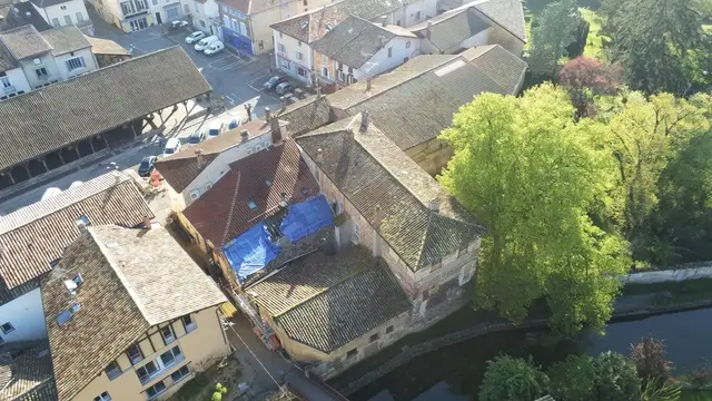 Vue aérienne d'un chantier de toiture en tuiles canal en cours, échafaudage en place