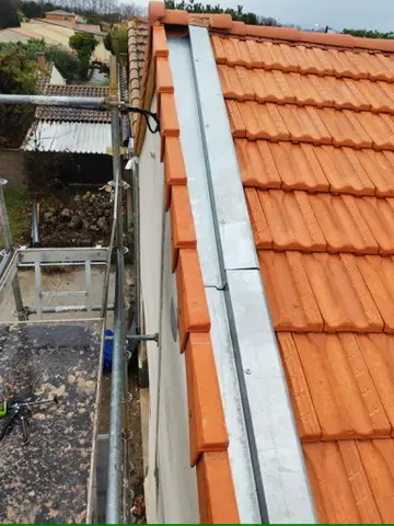 Détail d'un habillage zinc en about de toiture, finition sur mesure